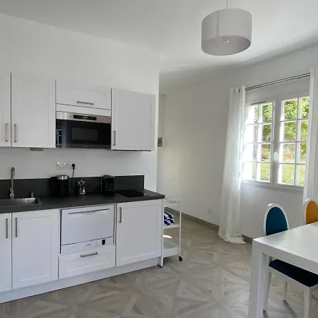 Prázdninový dům Manoir Et Avec Piscine Au Domaine De Bize